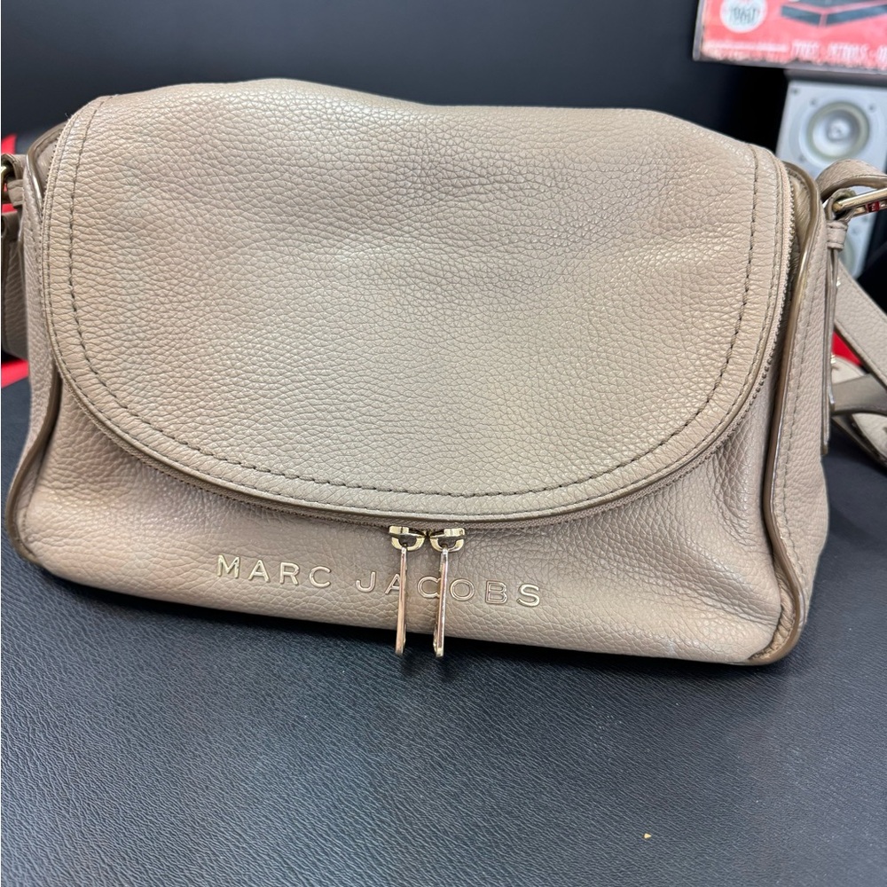 Marc Jacobs The Groove Leather Mini Messenger
Bag in Greige M0016932